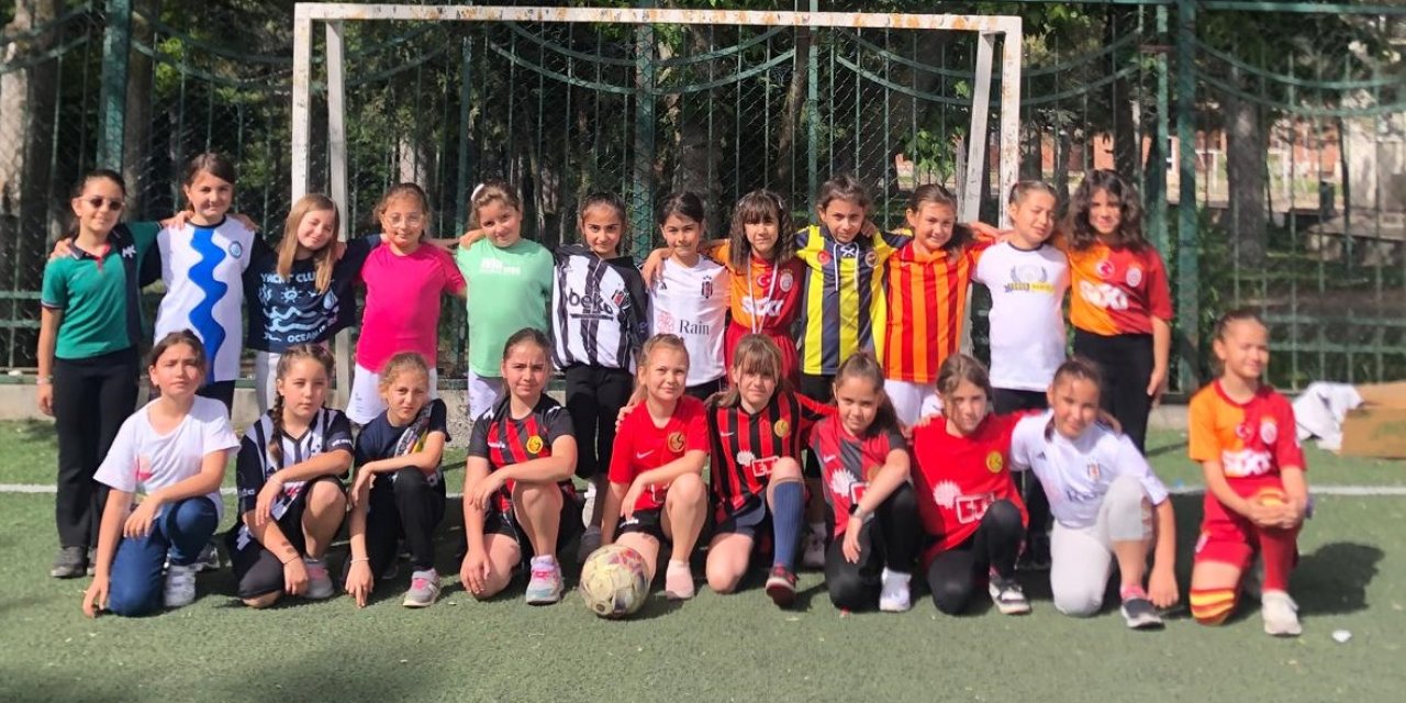 Minik kızların futbol sevgisi