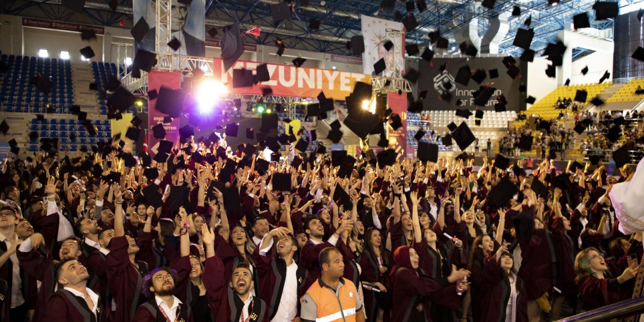 Eskişehir'de üniversiteler mezunlarını uğurlamaya hazırlanıyor
