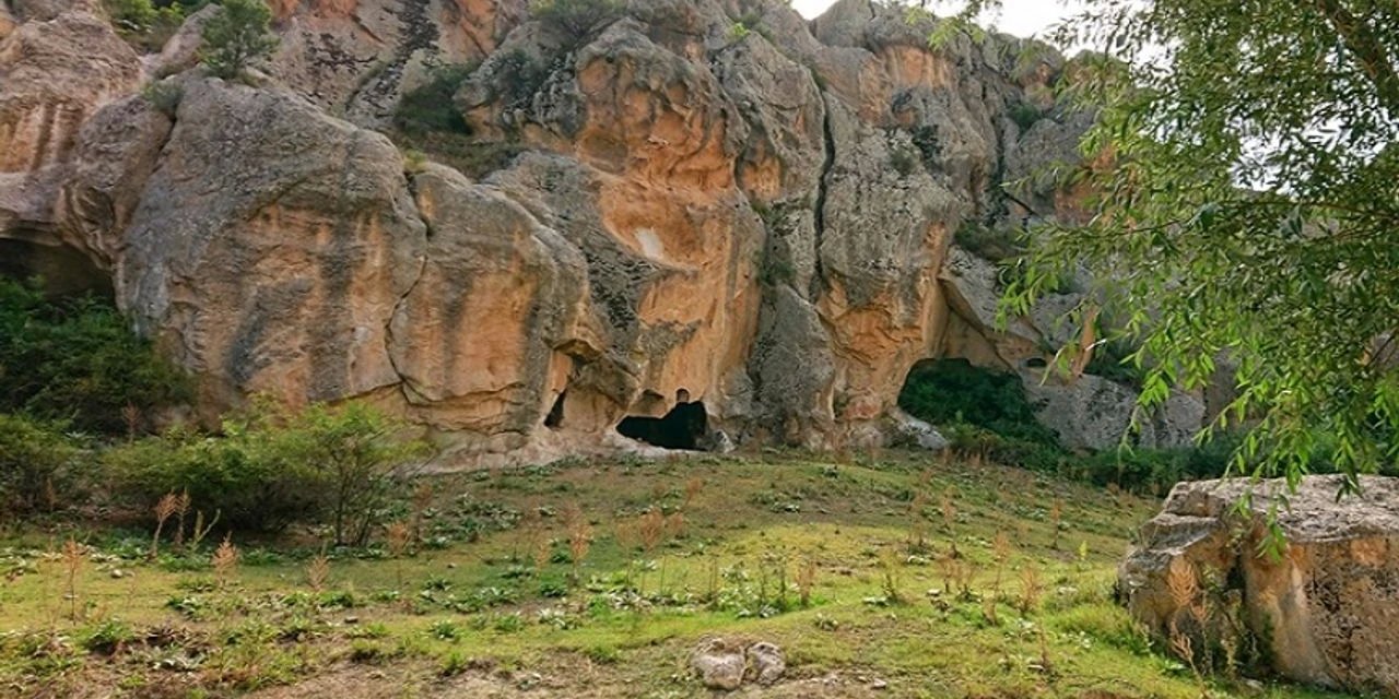 Afyon'da bir kişi 15 metre yükseklikteki kayalıklardan düştü