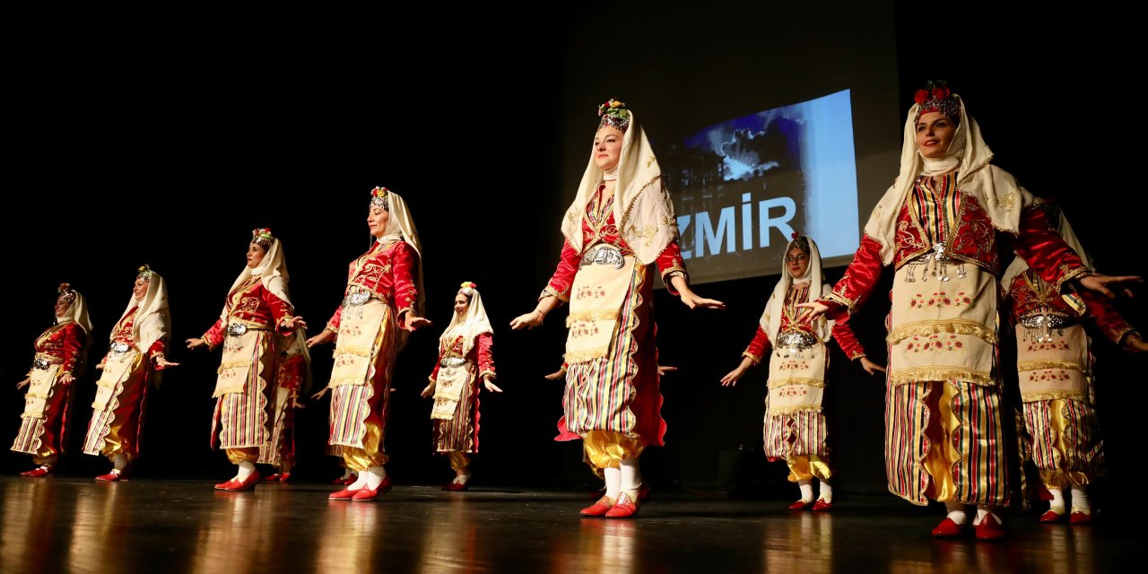 Odunpazarı'nın Halk Dansları Topluluğu'ndan görkemli gösteri