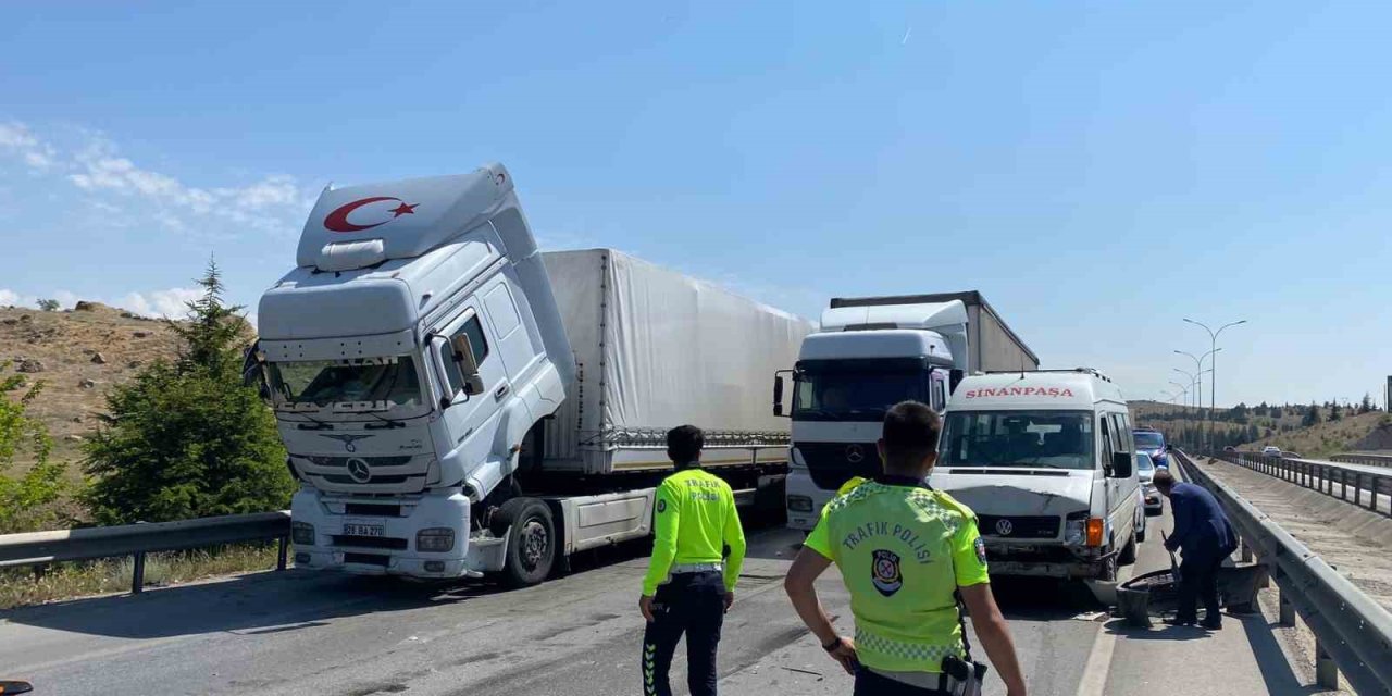 Afyonkarahisar’da feci kaza: 6 yaralı