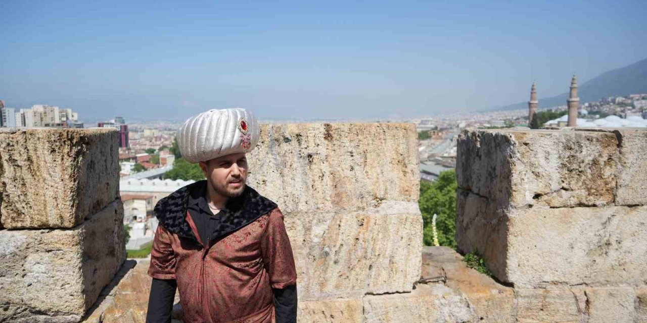 Sokakta vatandaşa 'sikke' dağıttı