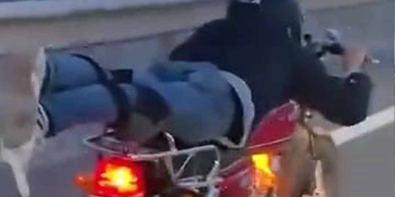 Motosikletini yatarak kullanan sürücü trafiği tehlikeye attı