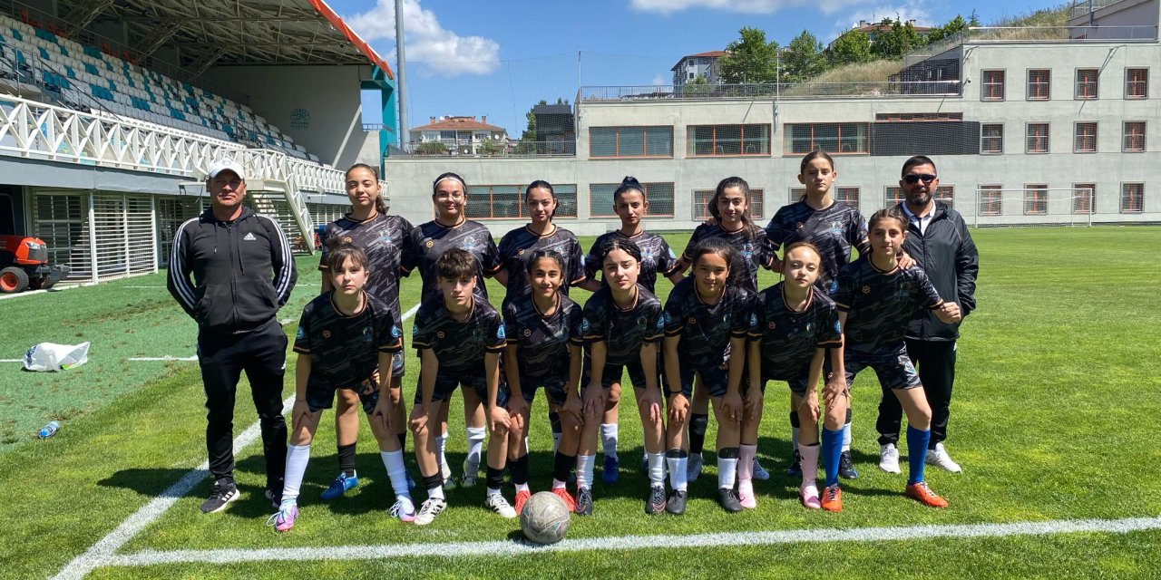 Büyükşehir kadın futbolcuları Bursa'da seçmelere katıldı