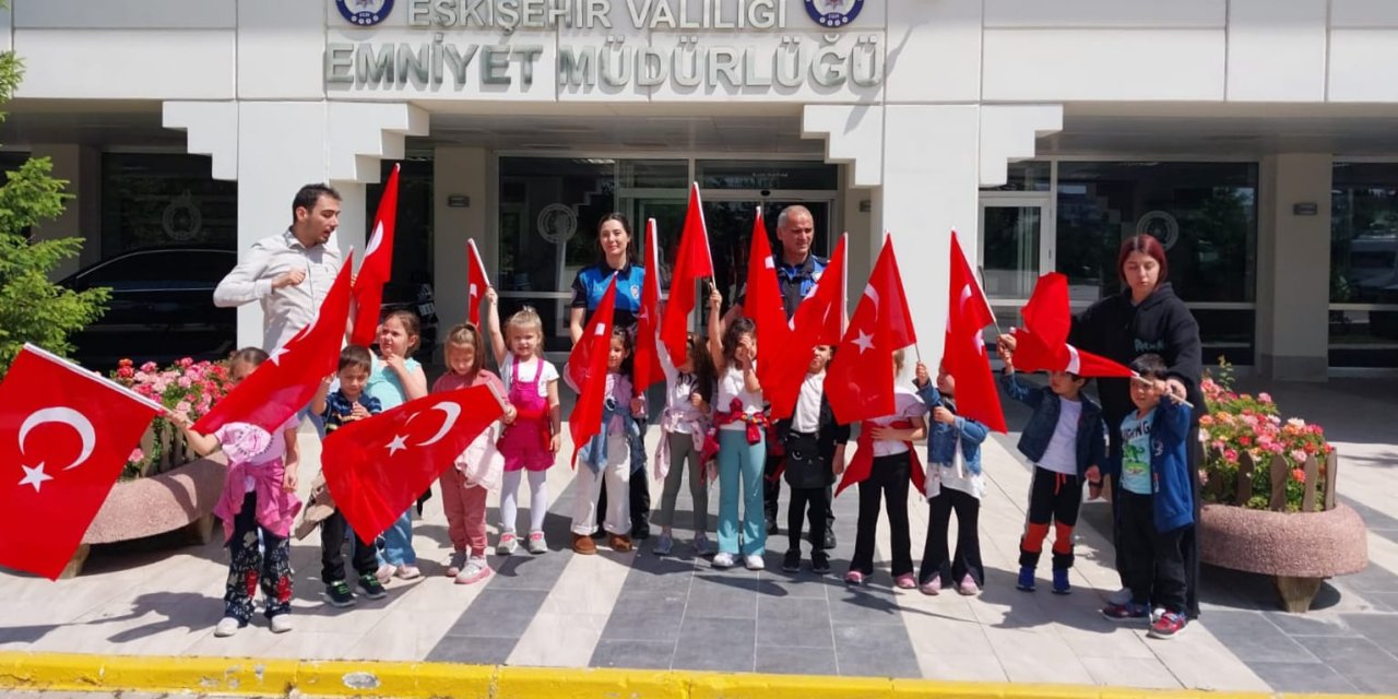 Eskişehir'de polis ekipleri anaokulu öğrencileri ile bir araya geldi