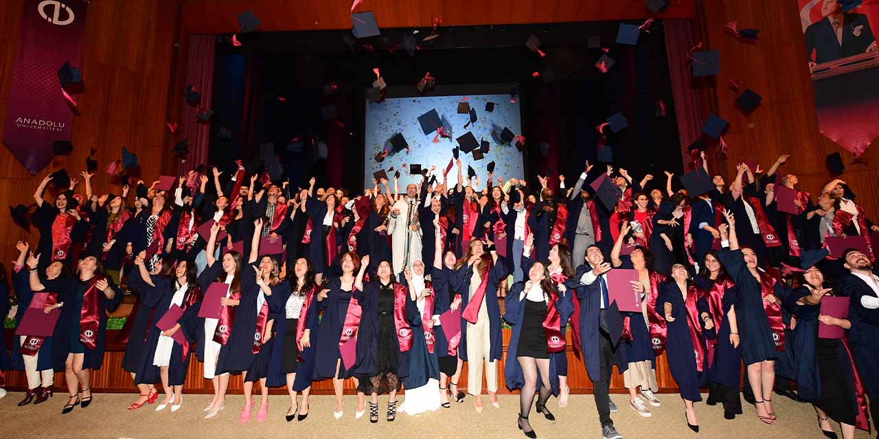 Anadolu Üniversitesi bu yılın mezunlarını uğurlamaya başladı