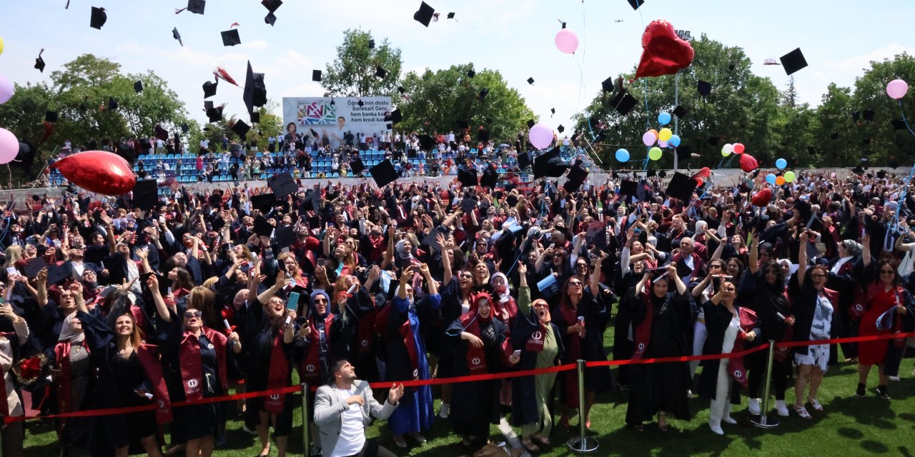 Anadolu Üniversitesi'nde 3 kuşak aynı anda mezun oldu