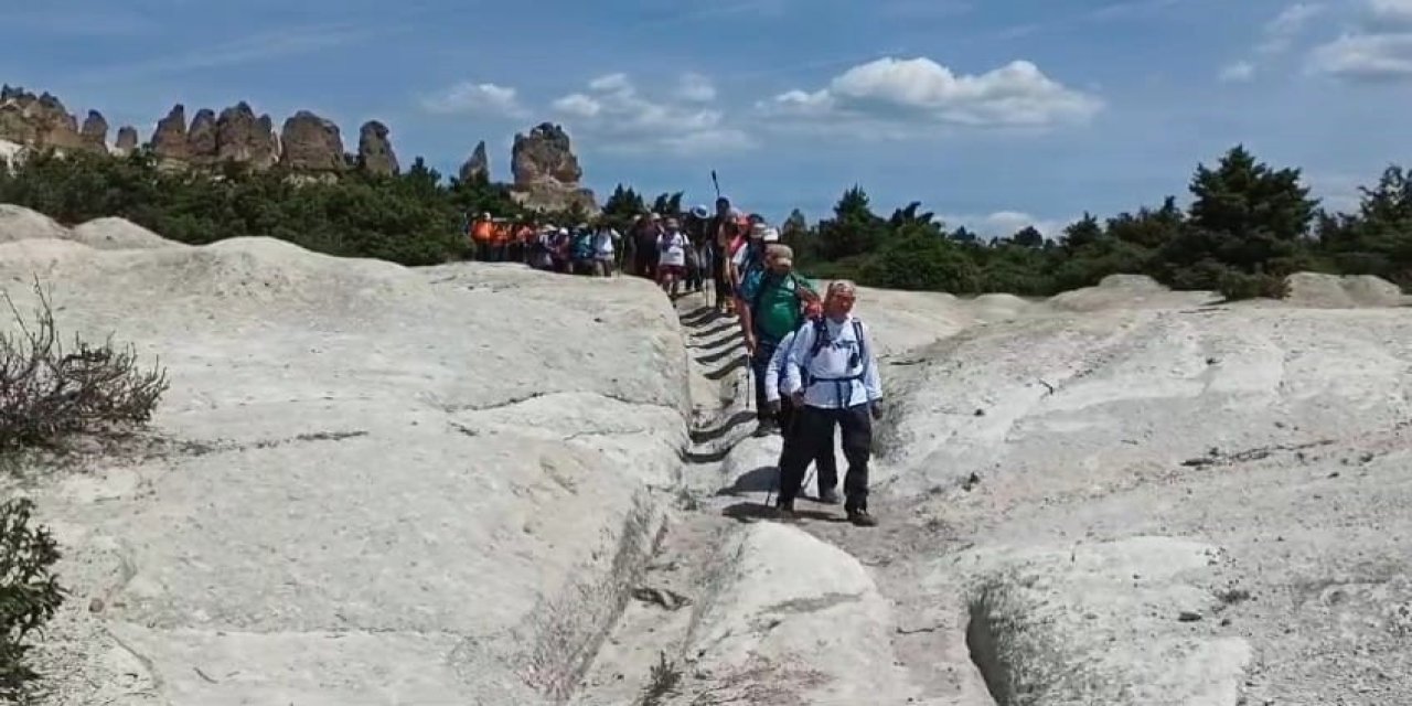 Eskişehirli dağcılarında bulunduğu 115 kişilik ekip Frig Yolları'nda yürüdü