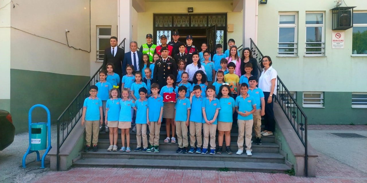 Eskişehir'de askerlere mektup gönderen öğrencilere sürpriz