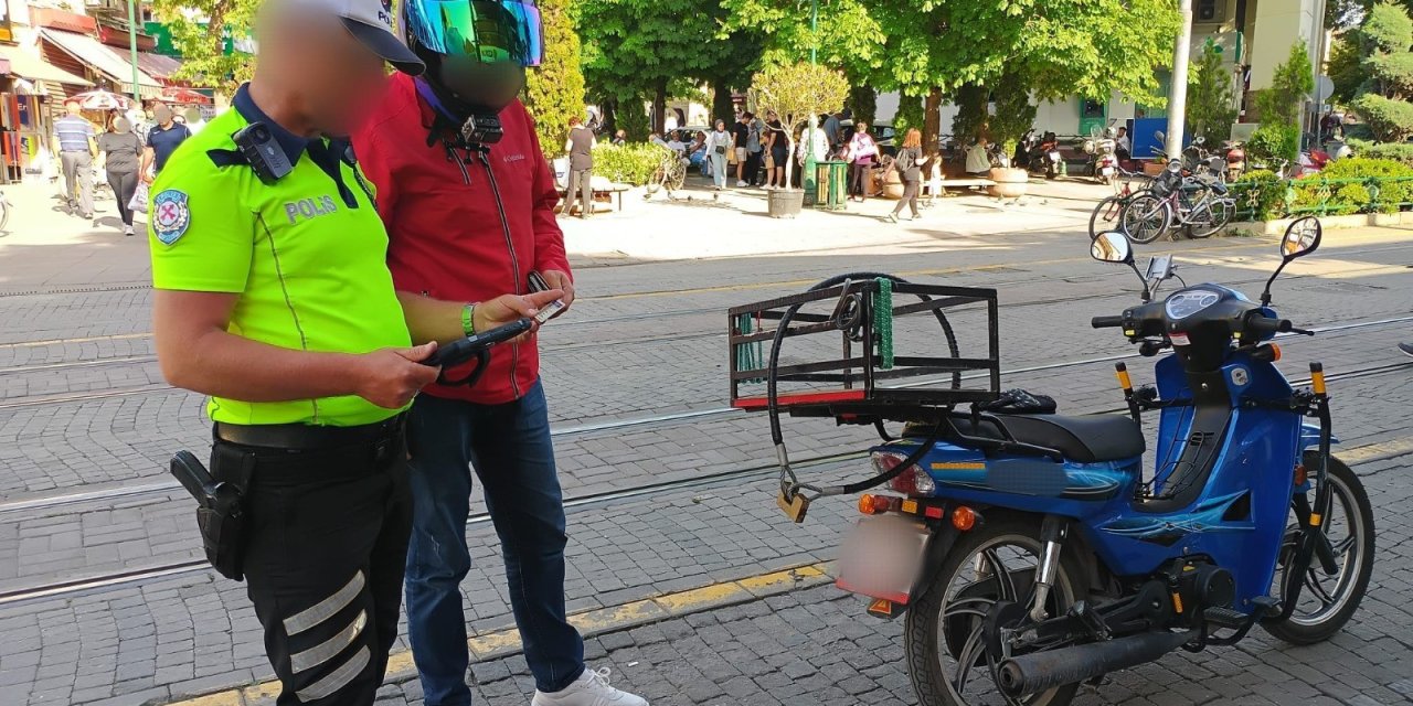 Eskişehir’de hatalı 11 motosiklet sürücüsüne para cezası