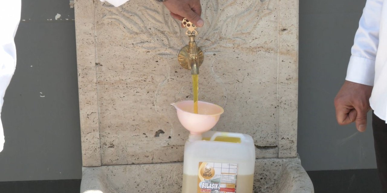 İş adamı fabrikasının önüne deterjan hayrat çeşmesi yaptırdı!