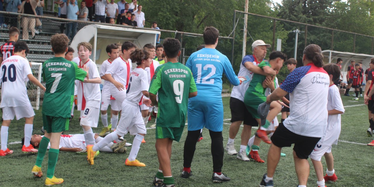 Şekerspor ile Demirspor arasındaki maçta arbede