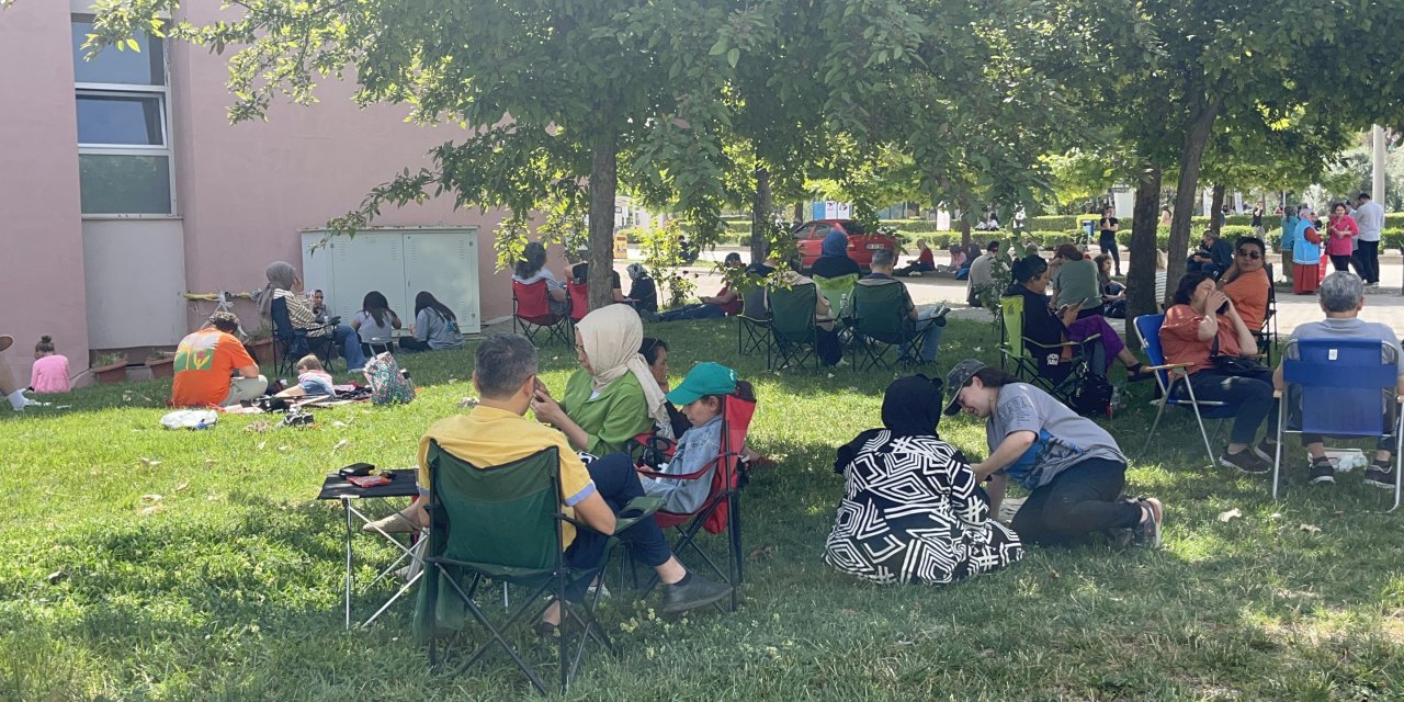 Eskişehir'de veliler sınava giren çocuklarını işte böyle bekledi