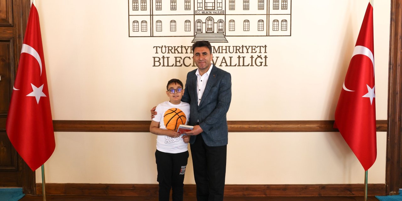 10 yaşındaki kitap kurdunun kitap sevgisi gülümsetti