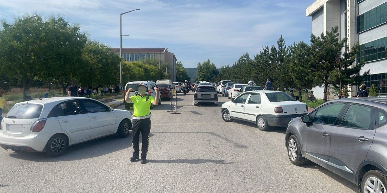 Eskişehir’de polis ekipleri 9 öğrenciyi YKS'ye yetiştirdi