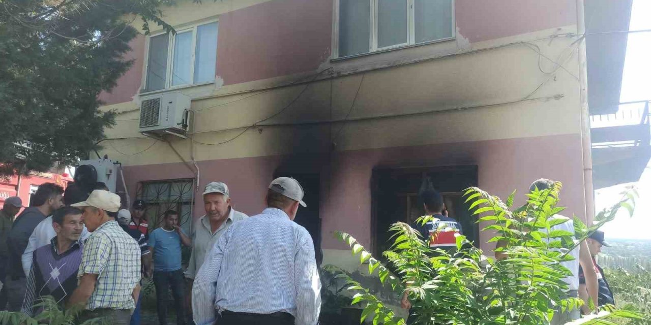Gediz’de yangında bina kullanılamaz hale geldi