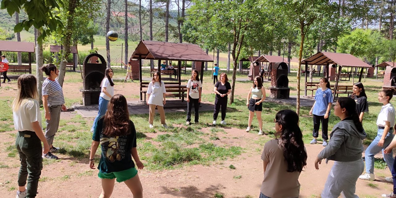 Eskişehir'de LGS sonrası öğrenciler piknik yaparak stres attı