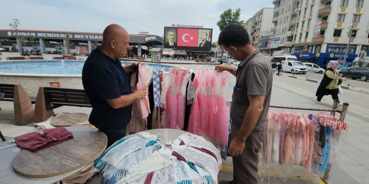 Muhtardan güzel hareket: Bayram öncesi miniklere hediye