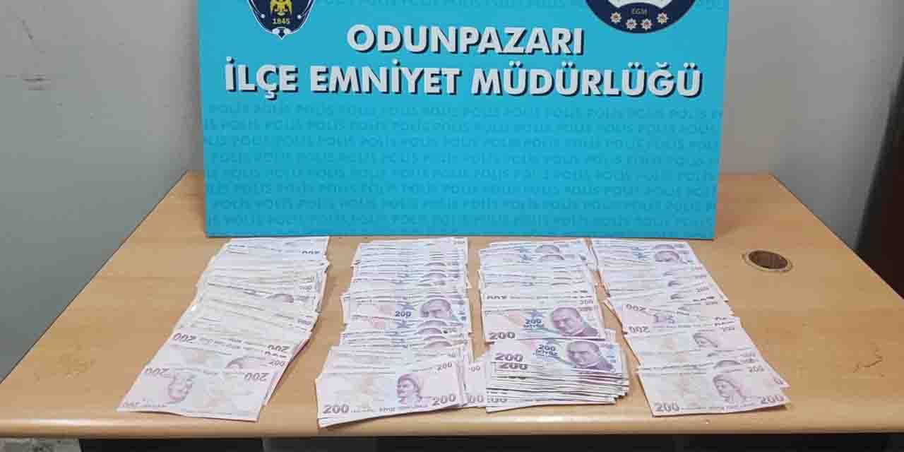 Eskişehir'de çaldıkları para ile yakalandılar