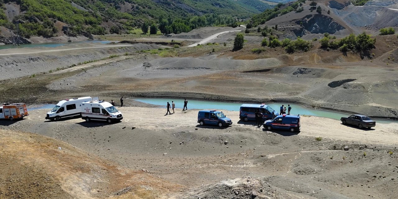 Serinlemek için baraja giren genç boğularak can verdi