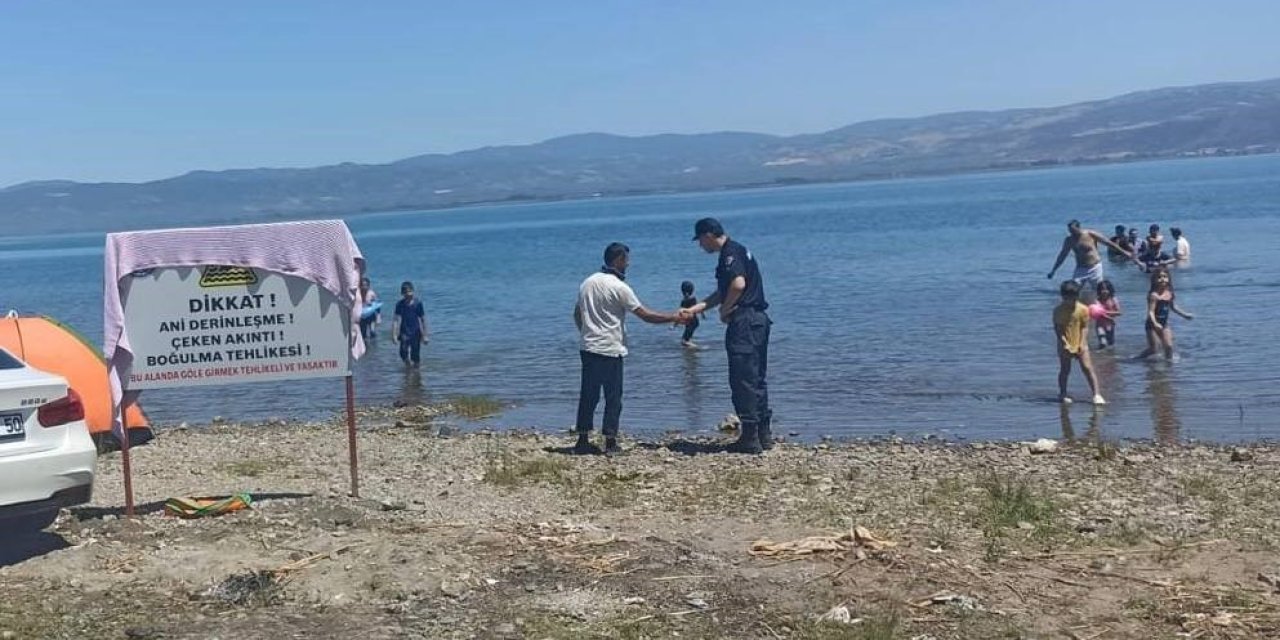Girilmez tabelasına havlu asıp yüzmeye devam ettiler