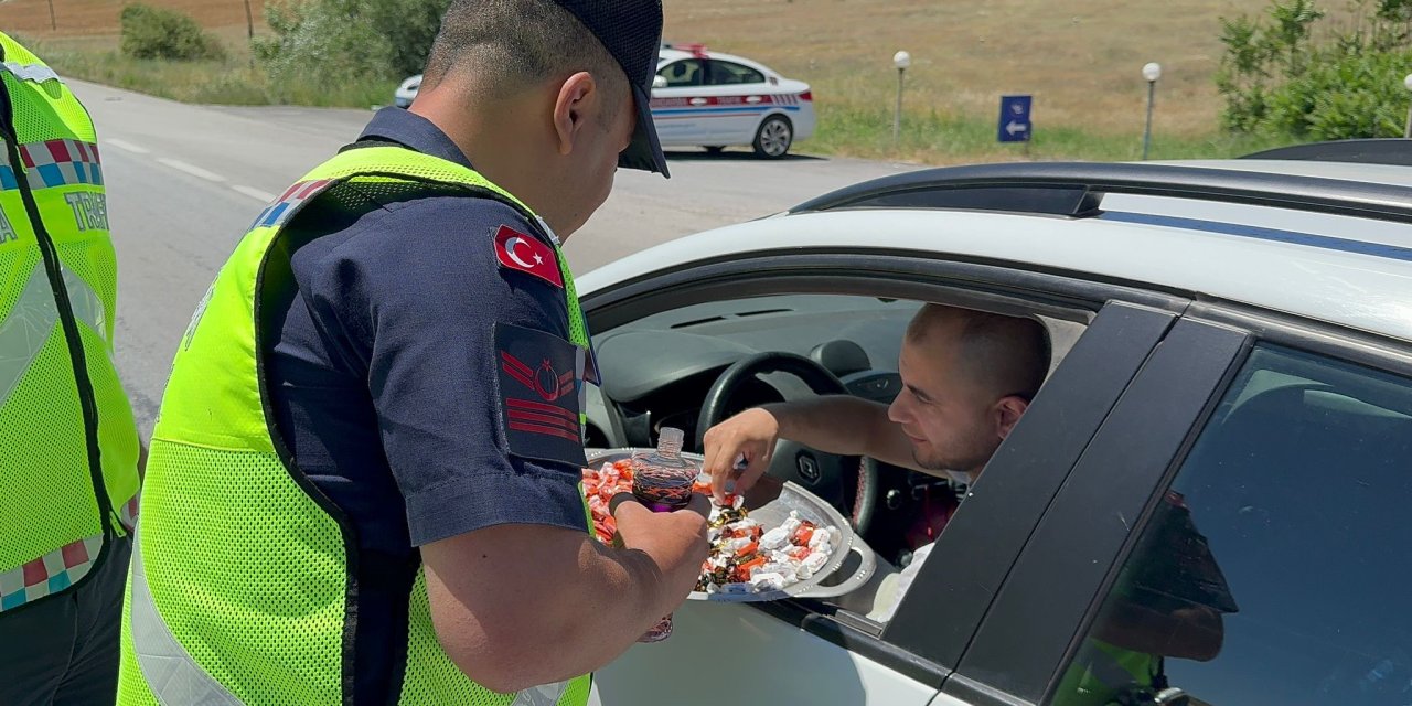 Jandarma sürücüleri bayramlaşmak için durdurdu