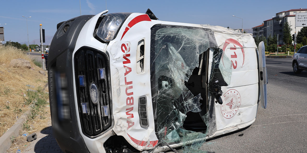 Hasta taşıyan ambulans feci kaza yaptı: 5 yaralı