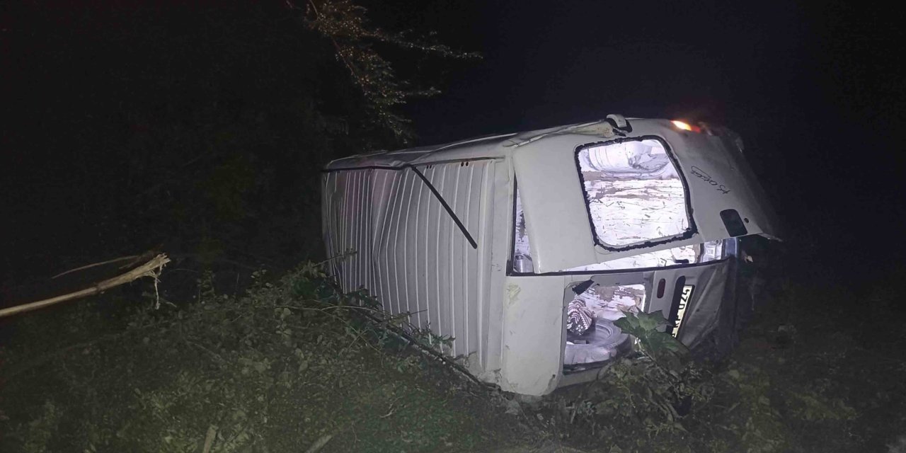 Otomobil ile minibüs birbirine girdi: 15 yaralı!