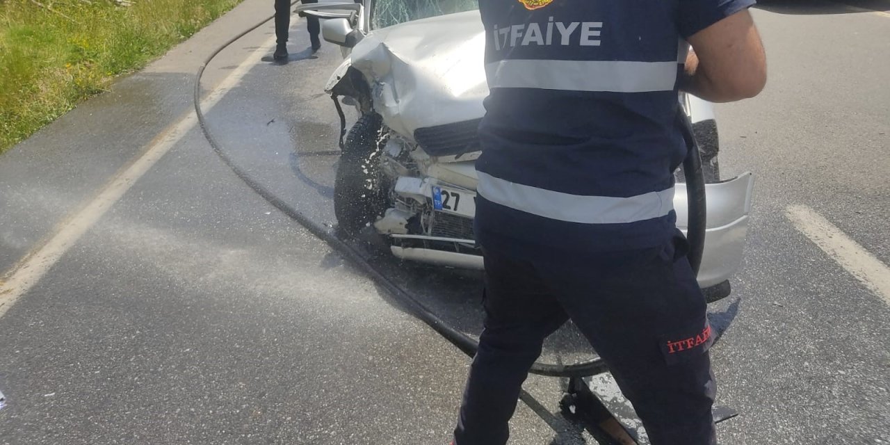8 kişinin yaralandığı trafik kazasında araçlar hurdaya döndü