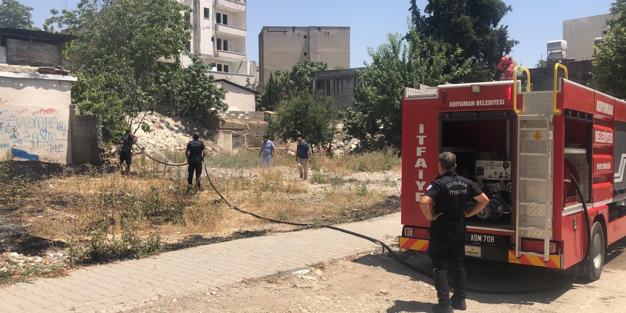 Kuru otlardan çıkan yangın çevredekileri tedirgin etti