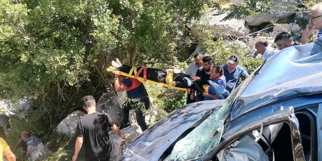 Uçurumdan yuvarlanan otomobilde 5 kişi yaralandı