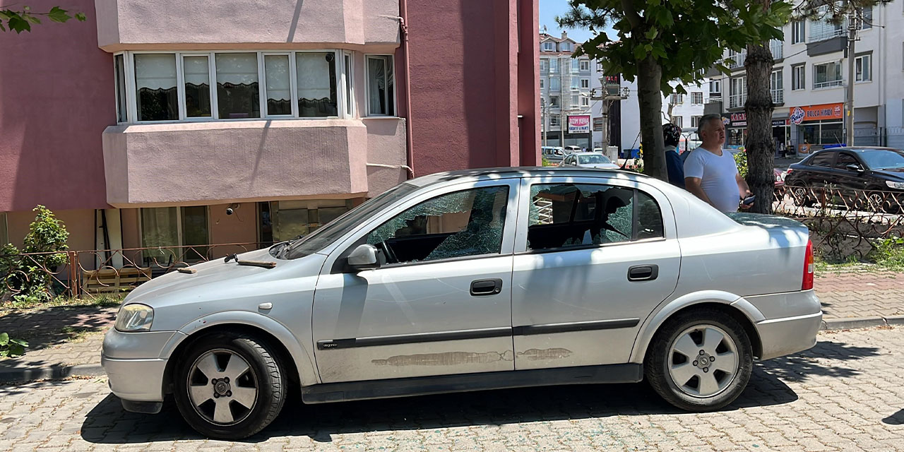 Park halindeki otomobile balta ve bıçak ile saldırdılar