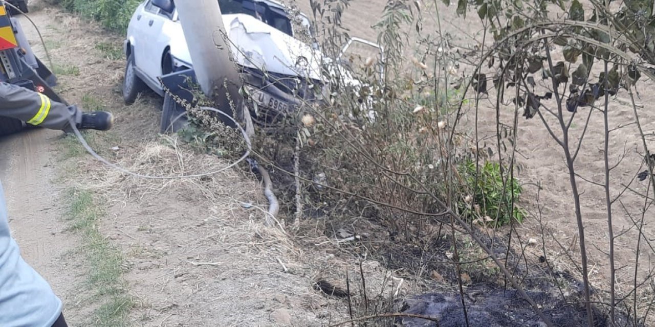 Elektrik direğine çarptı: Aracın sürücüsü ağır yaralı