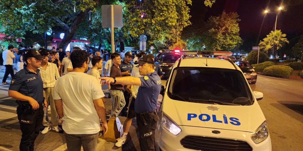 Gençlerin kavgasına polis müdahale etti