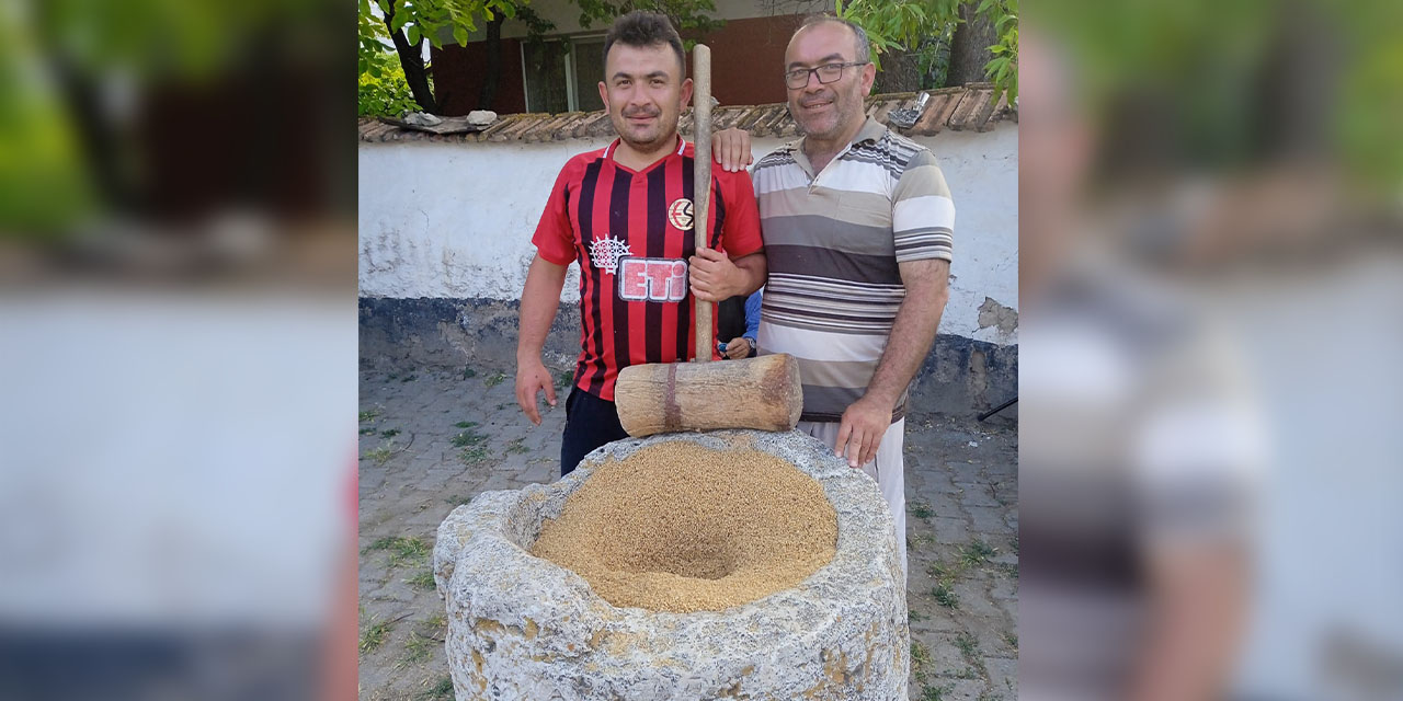 Eskişehir'de taşta buğday dövme geleneği sürüyor