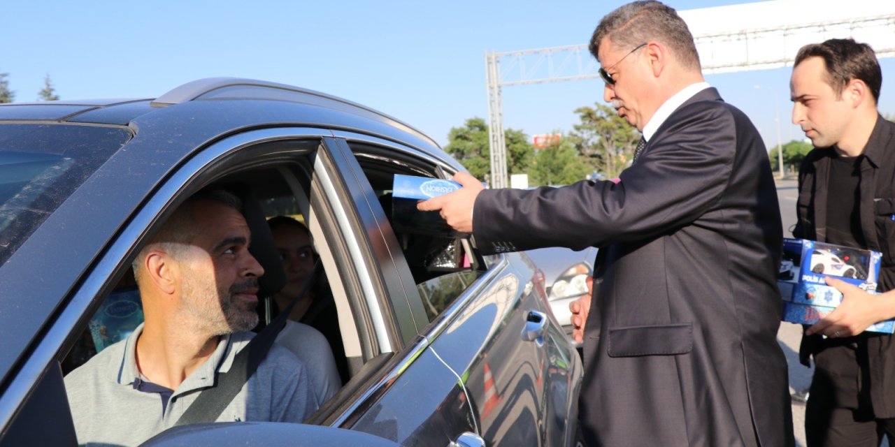 Eskişehir İl Emniyet Müdürü dönüş yolunda vatandaşlarla bayramlaştı