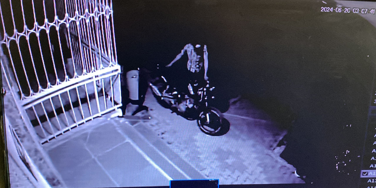 Park edilen motosikleti evin önünden çaldılar...