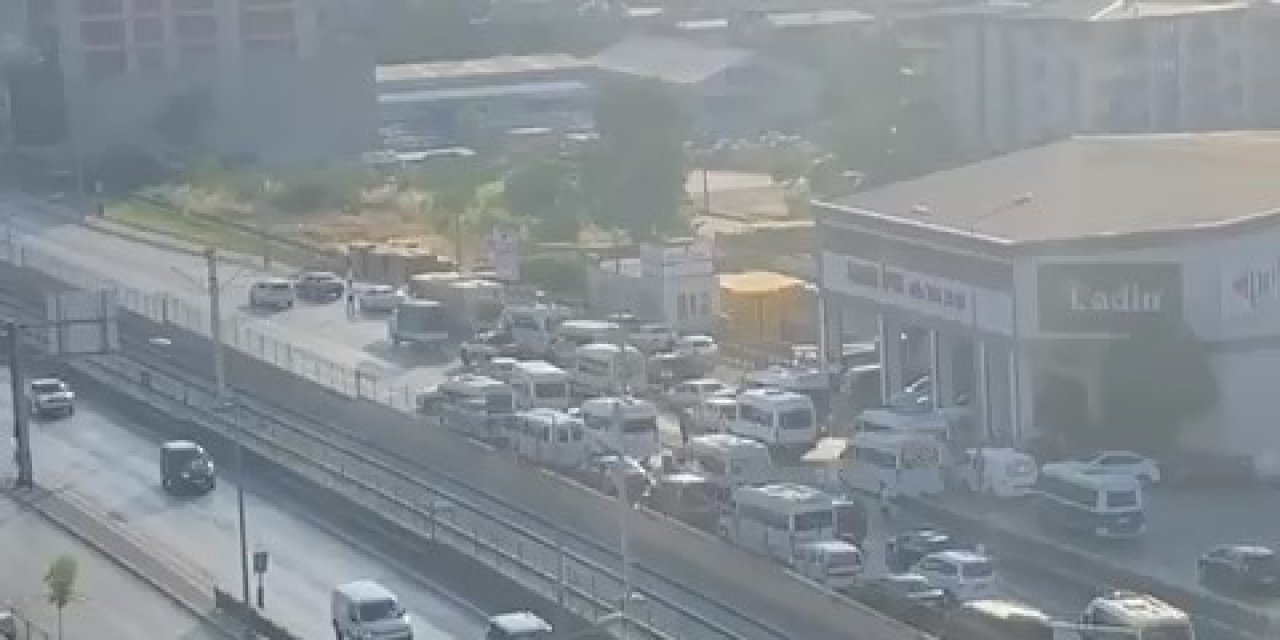 Düğün konvoyu yüzünden yüzlerce metrelik araç kuyruğu oluştu
