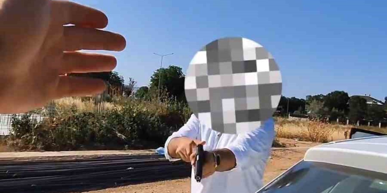 Aynasını kıran motosikletliye böyle silah çekti