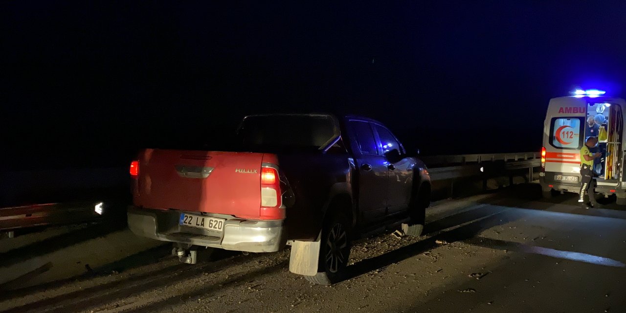 Edirne'de alkollü sürücünün kullandığı kamyonet bariyerlere çarptı: 1 yaralı