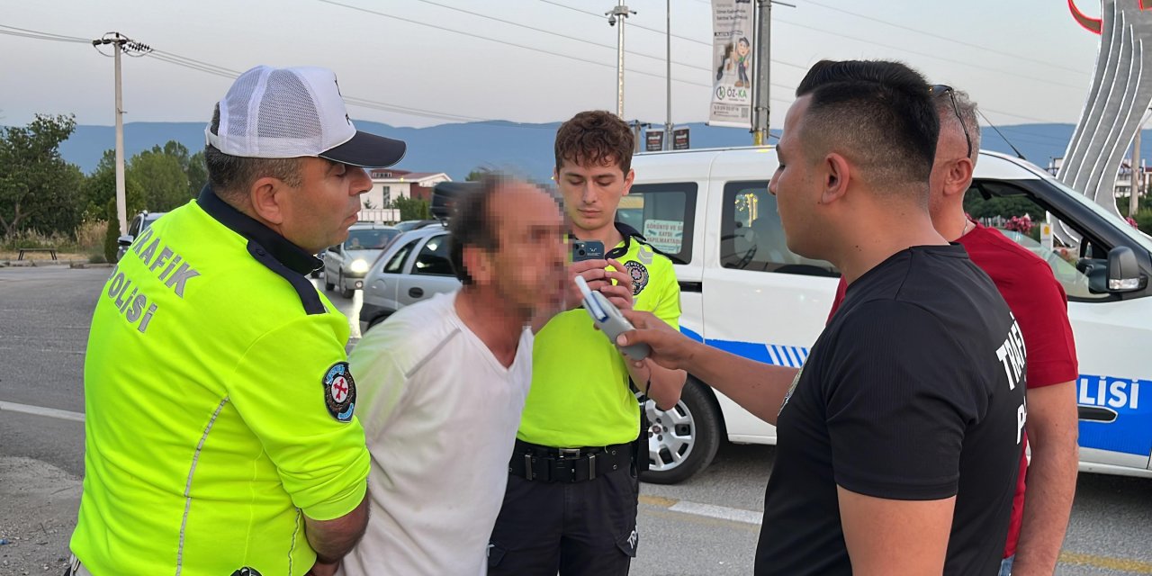 Alkollü sürücü yol kenarına tuvaletini yaparken ceza yedi