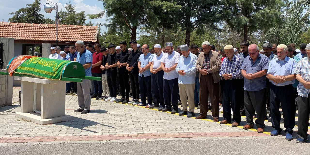 Evinin önünde öldürülen kadının cenaze töreni gerçekleşti