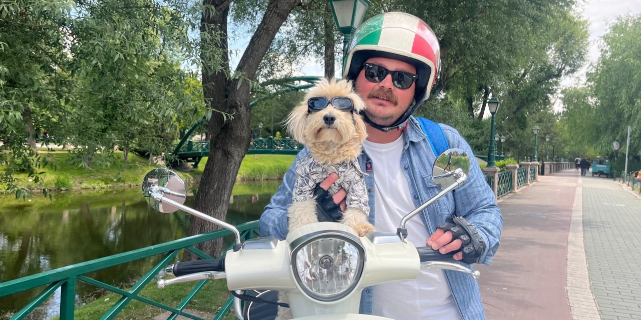 Sahibinin kullandığı motosiklet ile ülke turu yapıyor