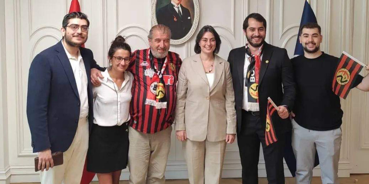 Üsküdar Belediye Başkanı Sinem Dedetaş'a Eskişehirspor forması