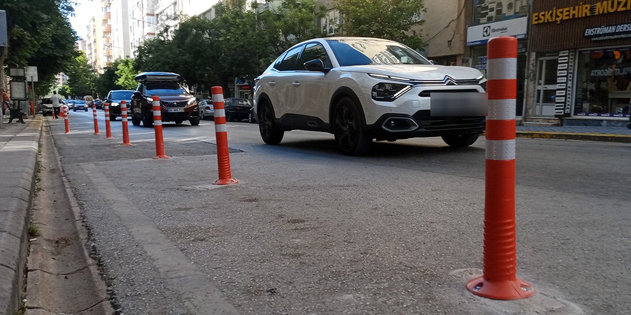Eskişehir'de o caddeye konulan dubalar tartışma yarattı