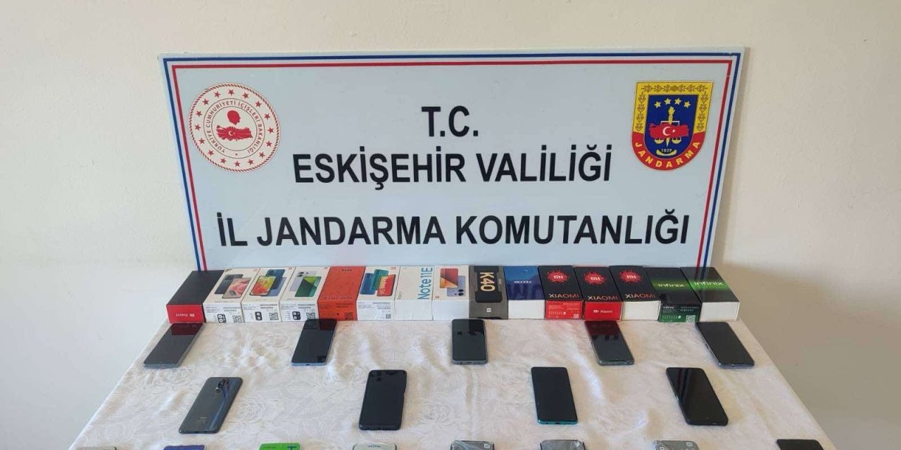 Eskişehir'de 17 adet kaçak cep telefonu ele geçirildi