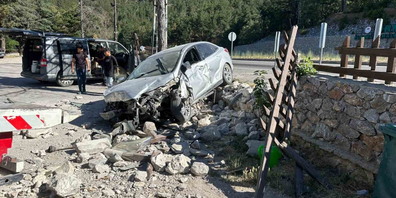 Yol kenarındaki dinlenme tesisine giren araçta 2 kişi yaralandı