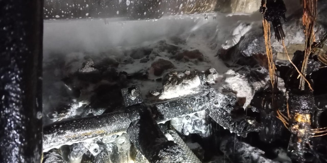 Seyir halindeki tır alev alev yanarak küle döndü