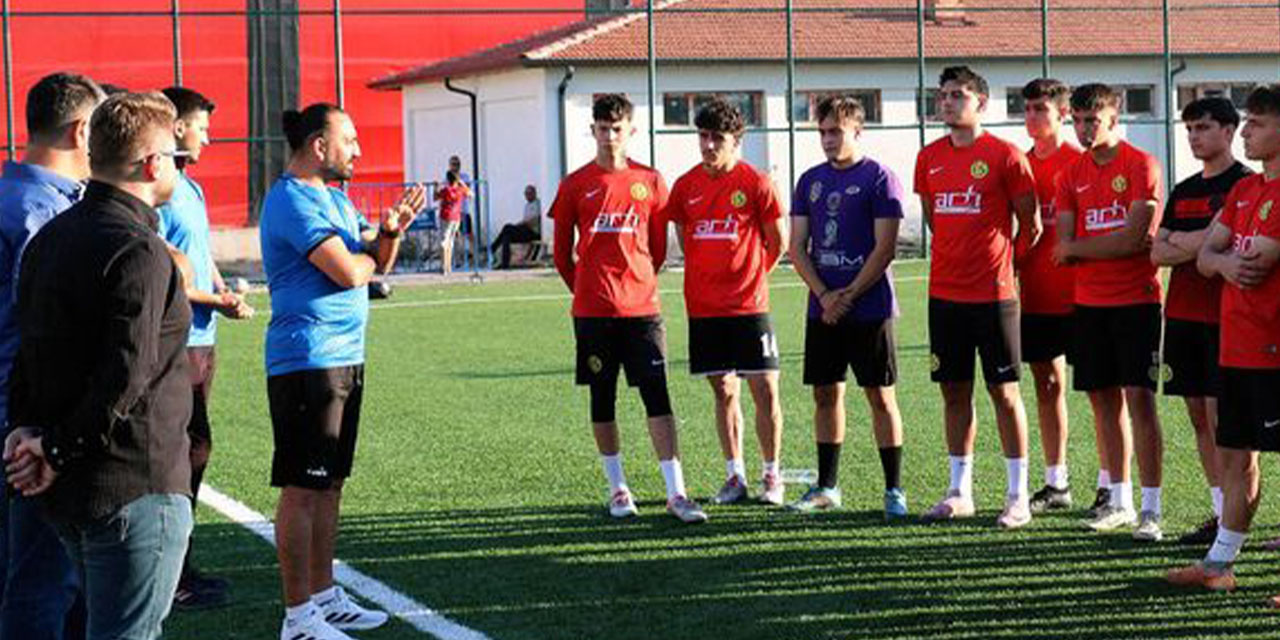 Eskişehirspor U19 takımı sahaya indi