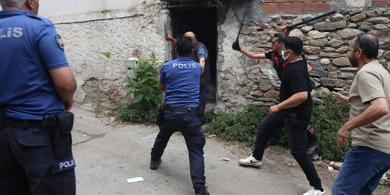 'Peygamberim ben' dedi, polisi bıçakladı!
